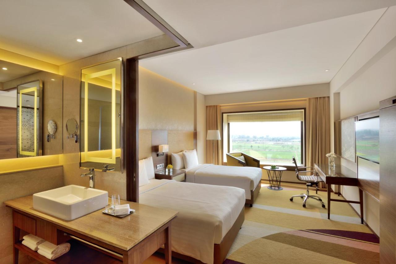 Отель Courtyard By Marriott Raipur Экстерьер фото