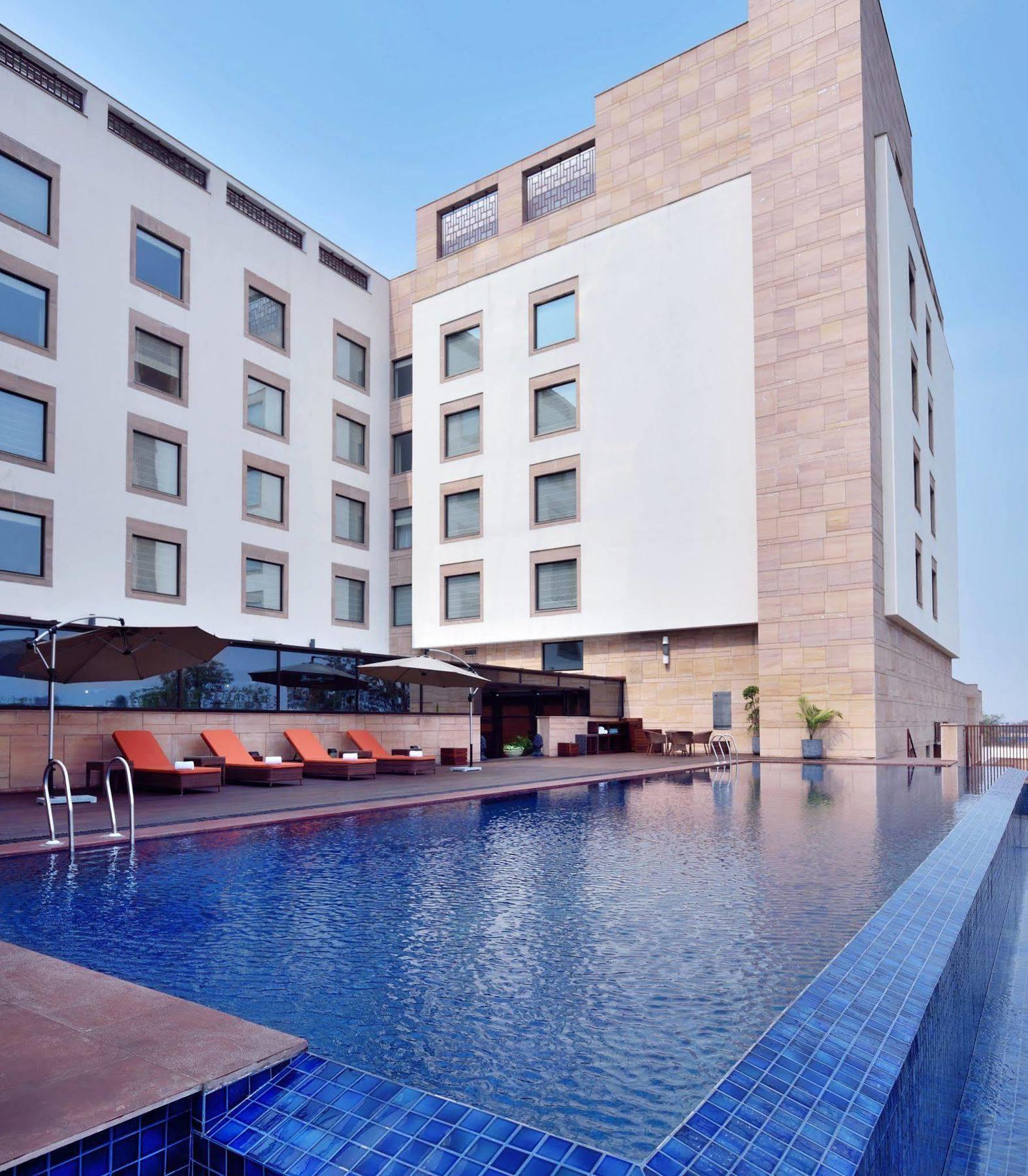 Отель Courtyard By Marriott Raipur Экстерьер фото